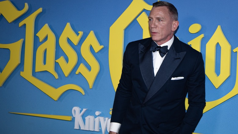 Daniel Craig posing at film premiere