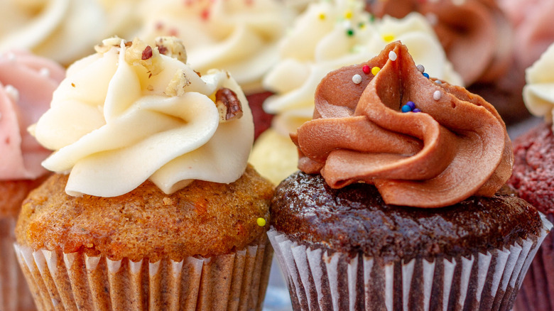 White and chocolate frosted cupcakes