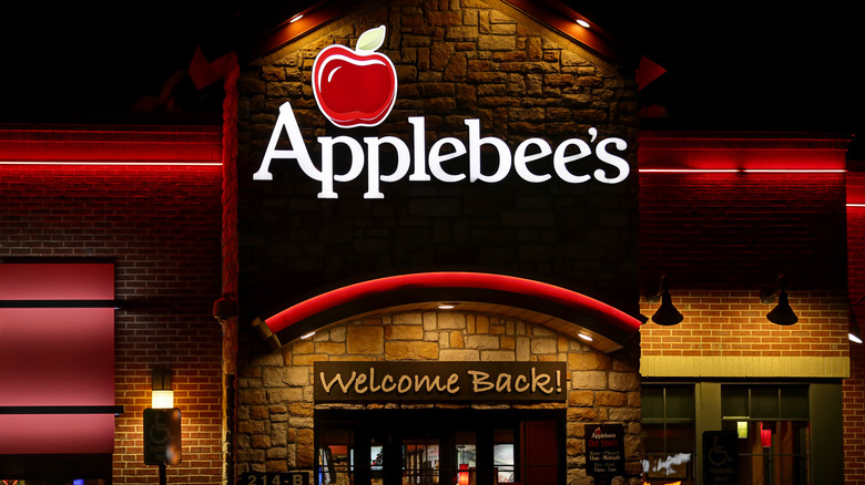 Applebee's storefront at night