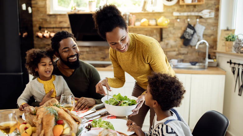 People eating a Thanksgiving meal together