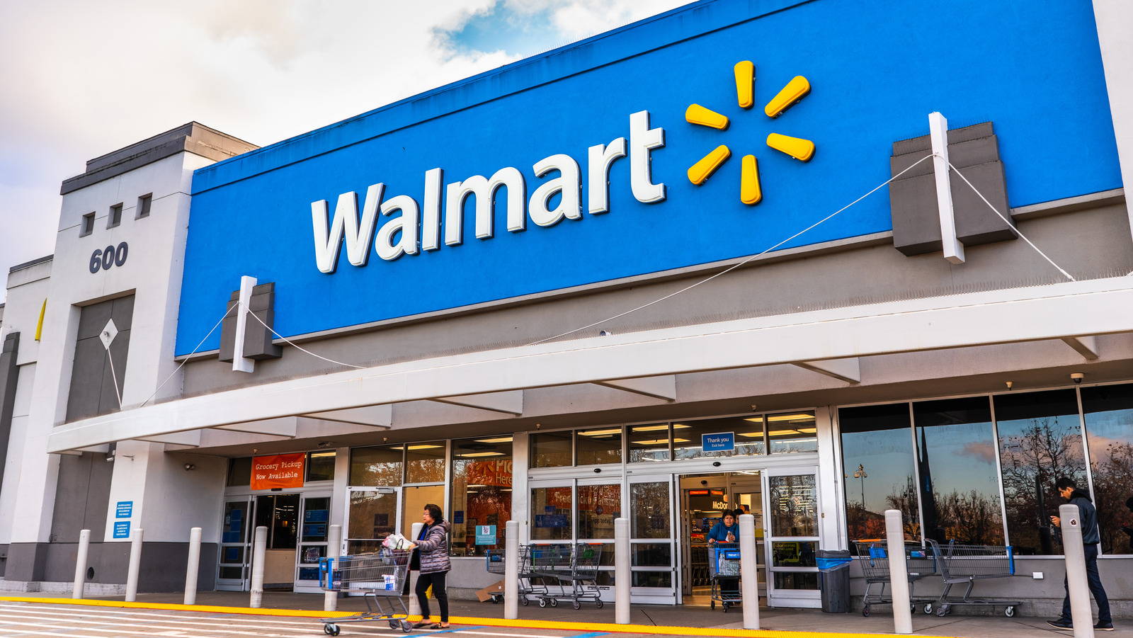 Walmart offers to fully cover employees' college tuition and books