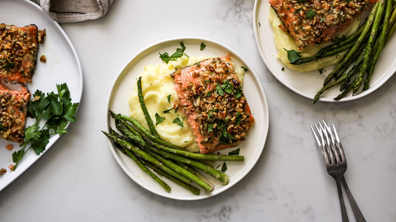 salmon with asparagus and potatoes