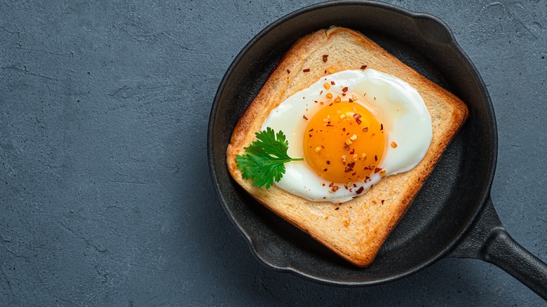 egg toast frying pan