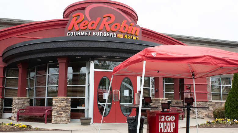 red robin restaurant exterior