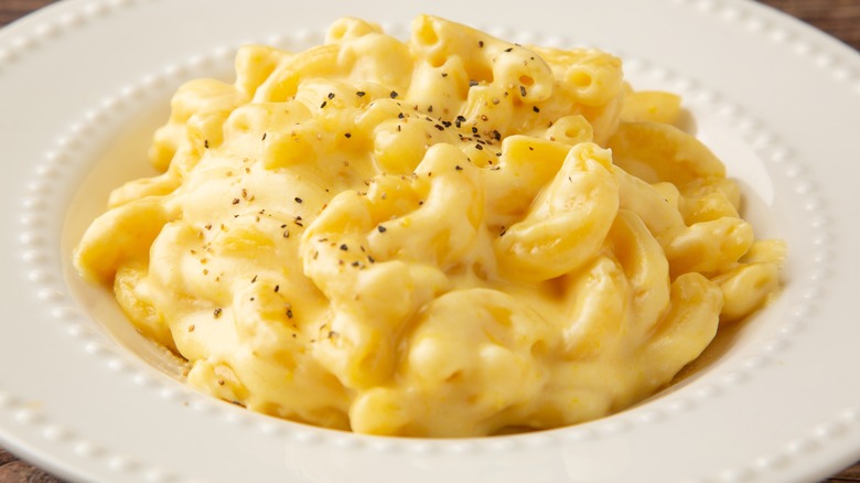 macaroni and cheese in bowl