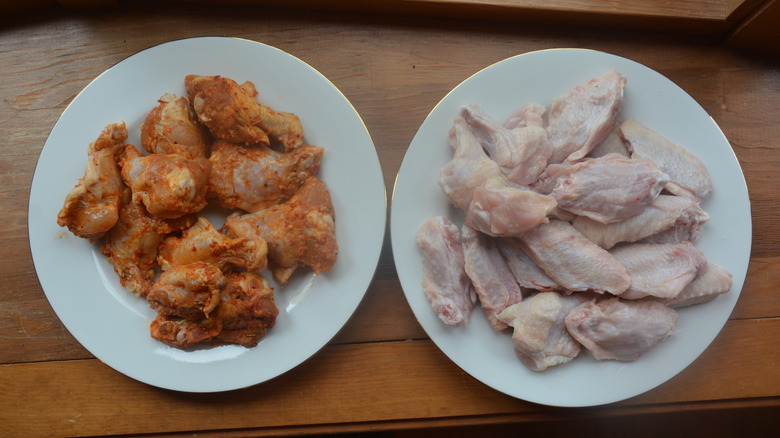 seasoned and plain raw wings