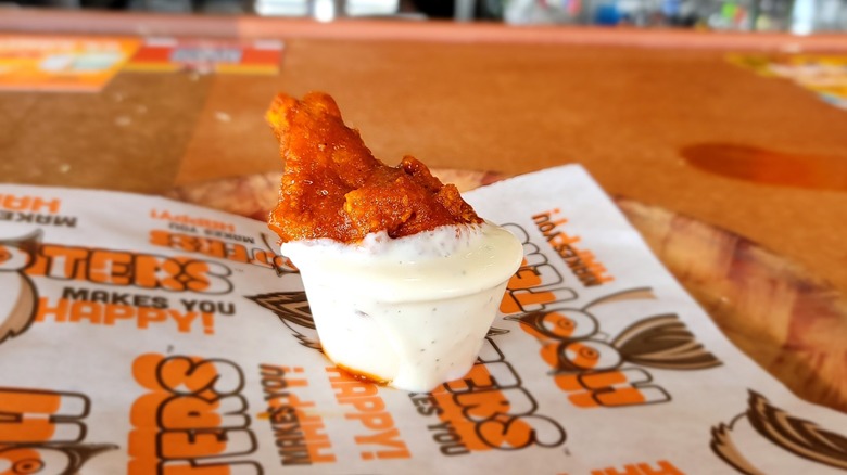 Hooters ghost pepper hot sauce wing with ranch 