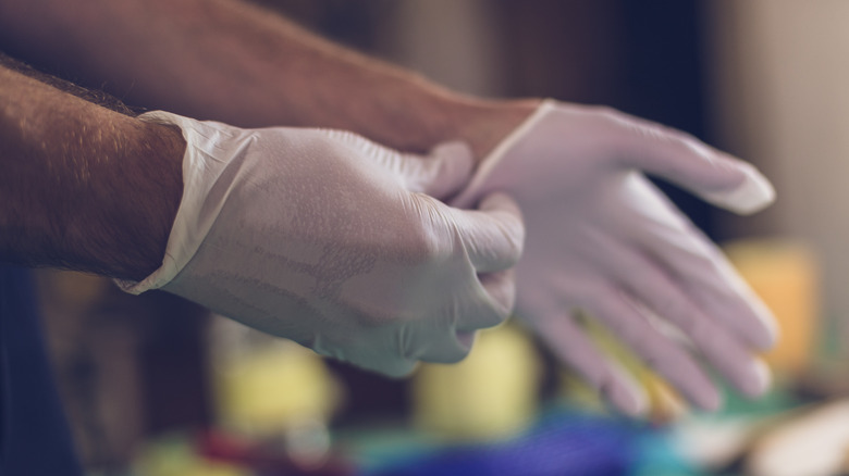 hands in rubber gloves