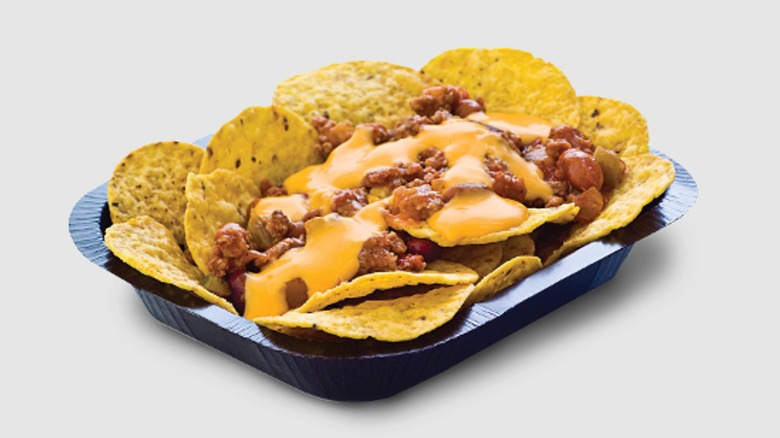 A tray of Wendy's chili cheese nachos