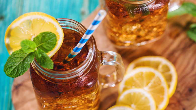 Iced tea with lemon