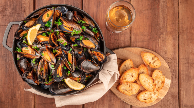 steamed mussels and toasted bread