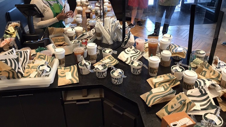 Starbucks "pile-up" and crowded counter