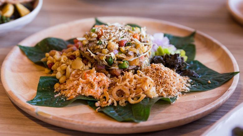 Burmese tea leaf salad