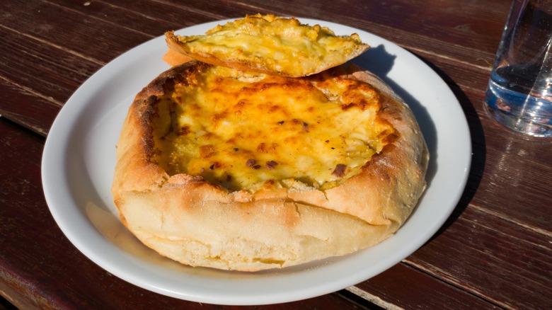 Komplet lepinja with cheese and eggs