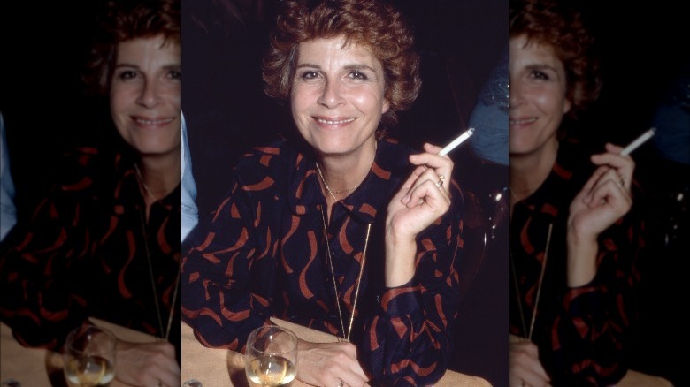 woman smoking in restaurant