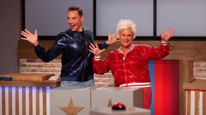 Jeff Mauro and Anne Burrell making jazz hands