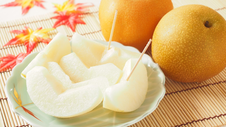 peeled and sliced Asian pears