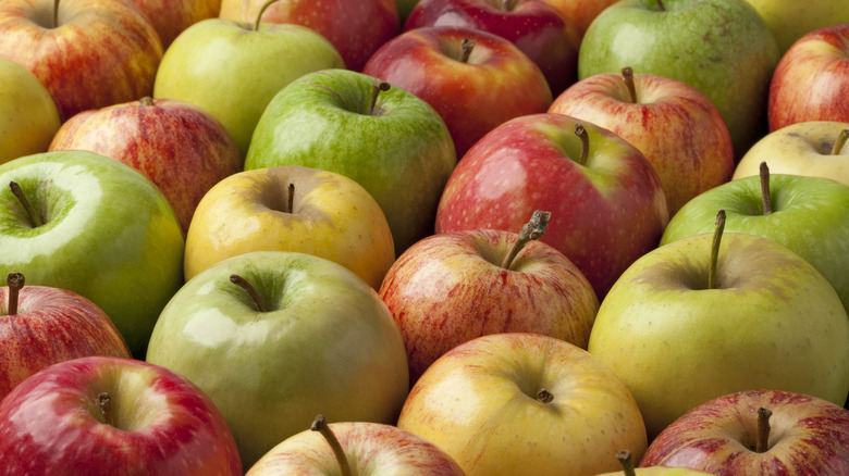 Various varieties of apples