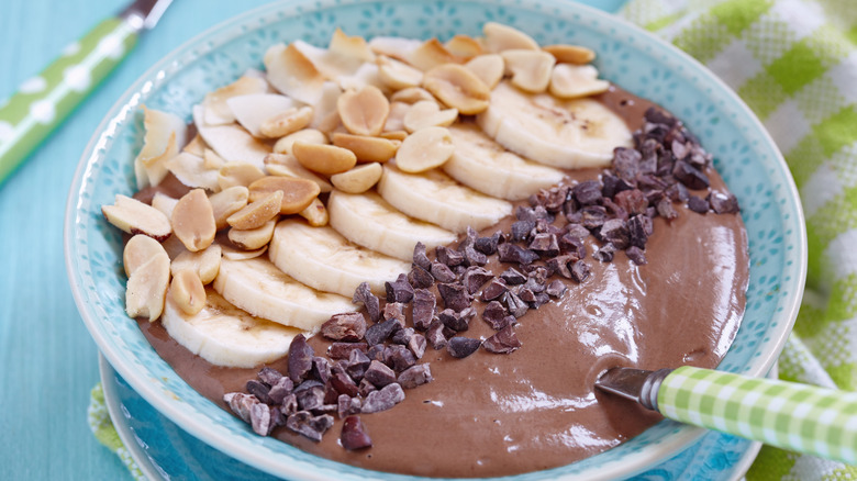 Smoothie bowl with cacao nibs