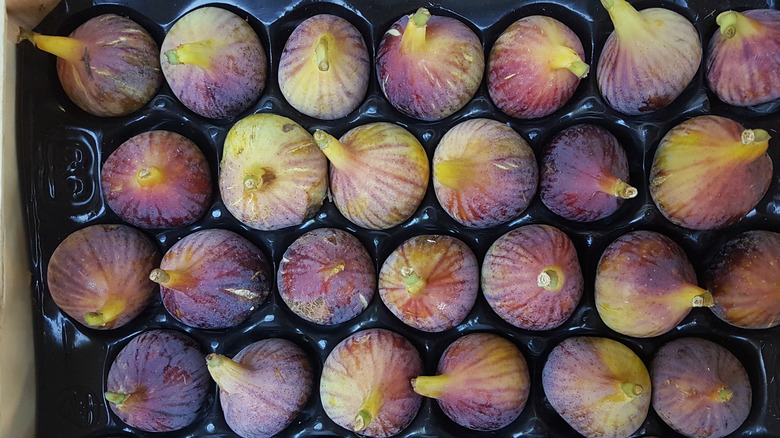 Fresh figs in grocery box