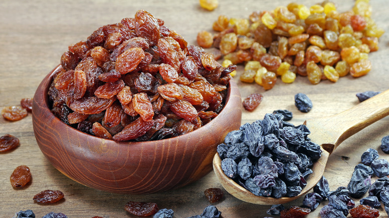 raisins in bowl