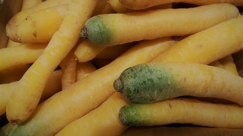A pile of raw yellow carrots