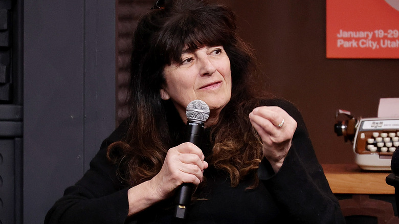 Ruth Reichl speaking into microphone 