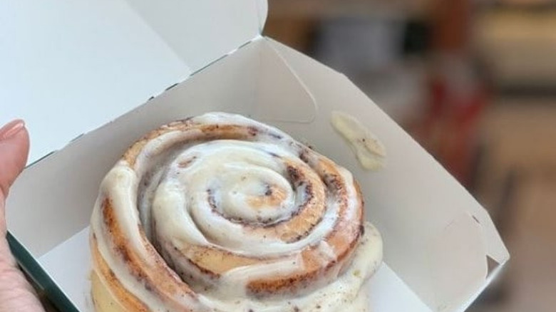 Cinnabon cinnamon roll