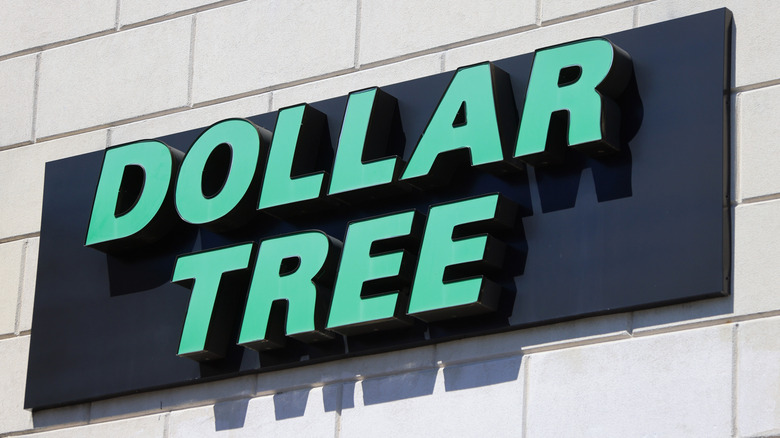 Dollar Tree signage