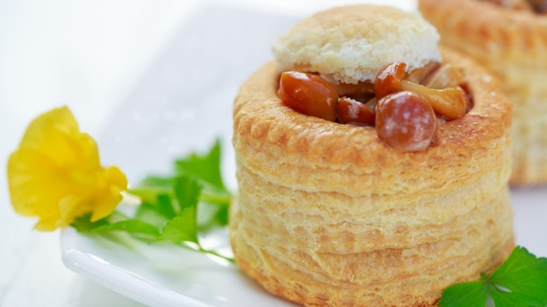 Vol-au-vents filled with mushrooms 