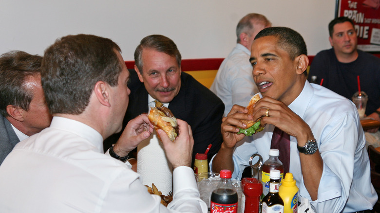 obama and medvedev eating burgers