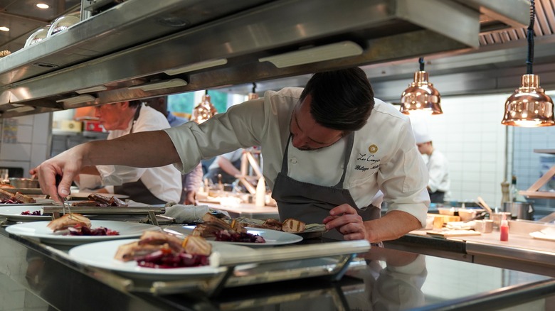 Chef de cuisine plating food