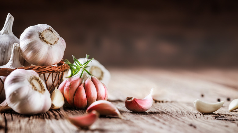 garlic cloves on cutting board 