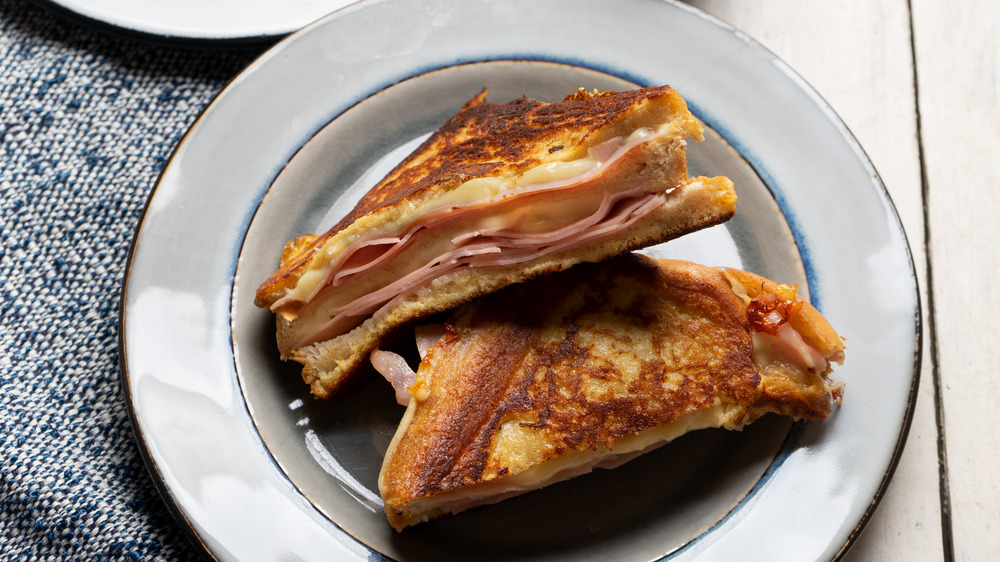 Monte Cristo sandwich cut in half