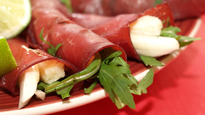 Bresaola with cheese and arugula