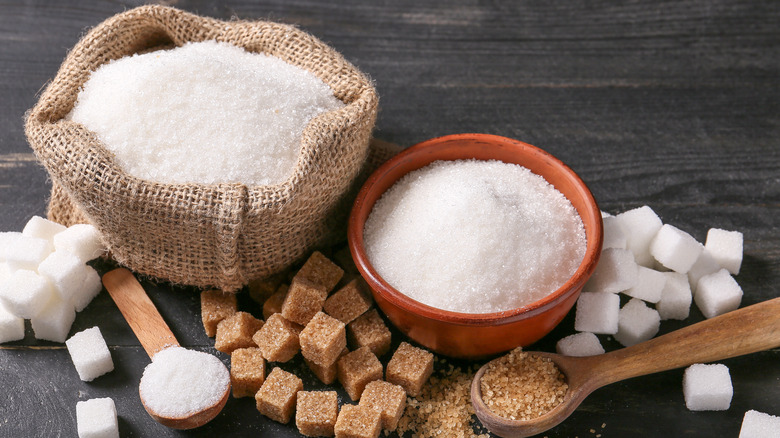 granulated and cubed sugar sits in cups