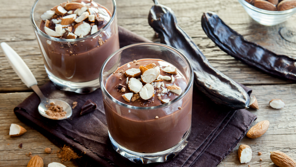 Carob pudding with almonds