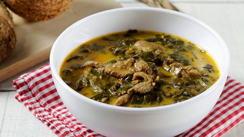 Pork soup with cassia leaves