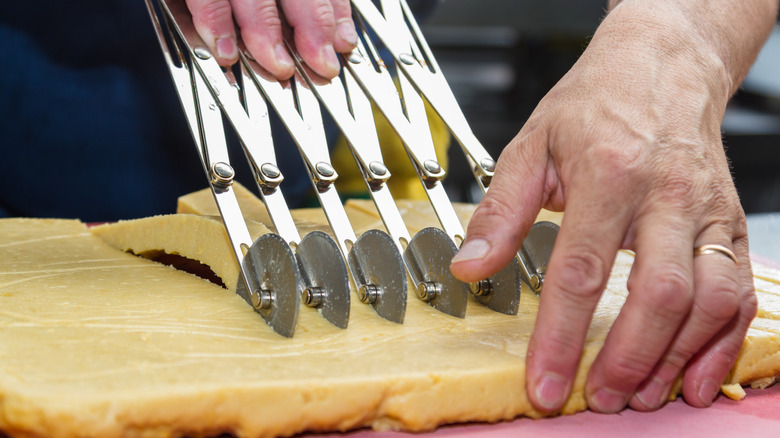 chef cutting panisse