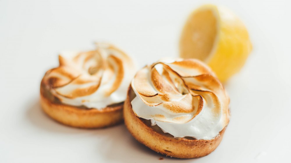 Lemon meringue tart and sliced lemon