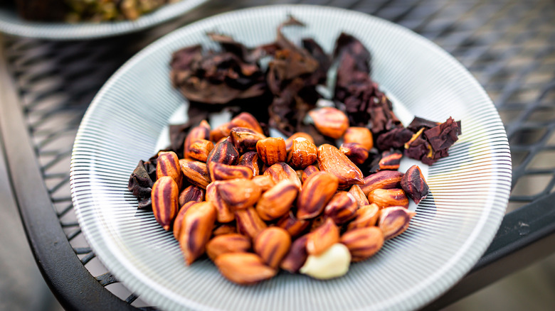 Dulse and peanuts