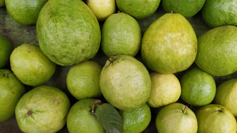 Whole guavas in a pile