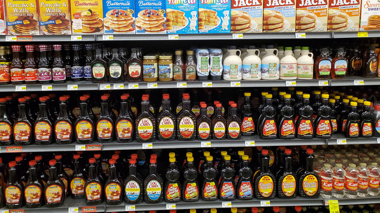 A grocery aisle with syrup