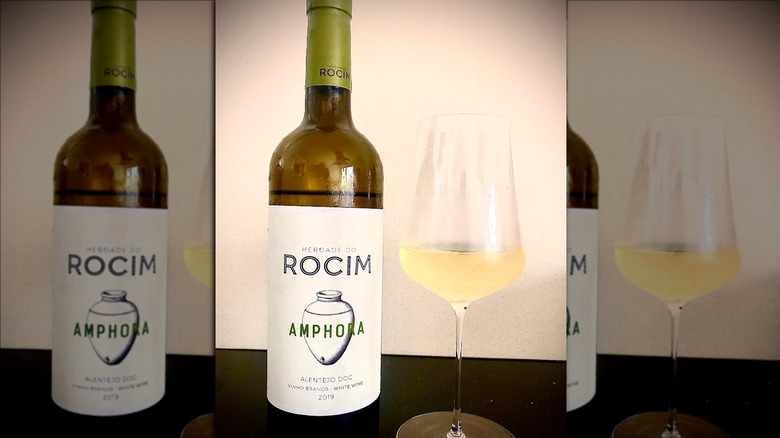 bottle and glass of Herdade do Rocim Amphora Branco