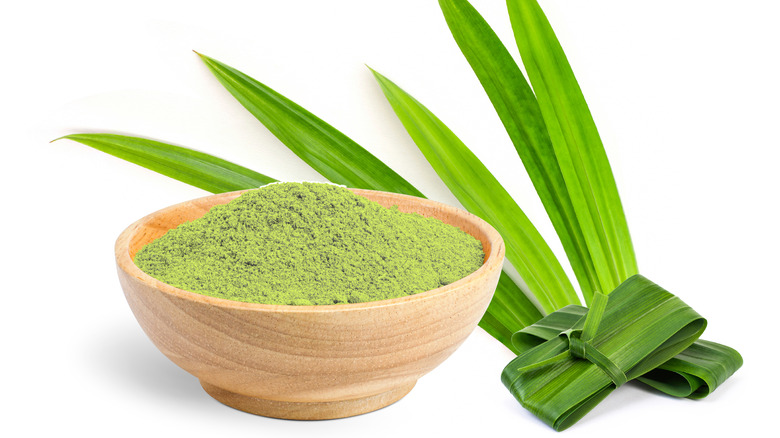 Pandan leaves and powder