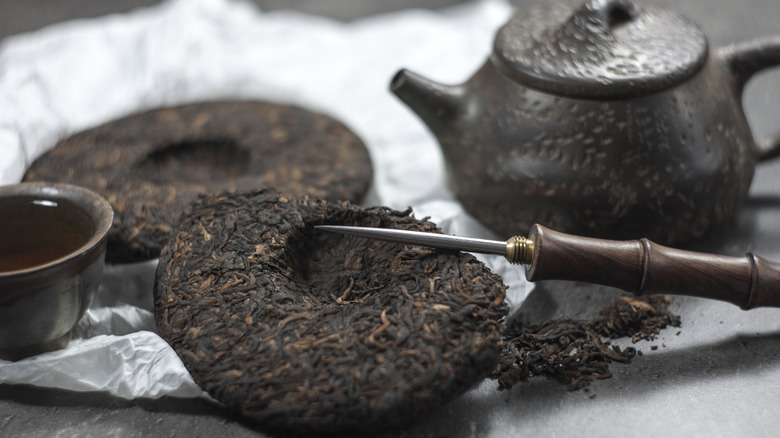 pu-erh tea and teacup