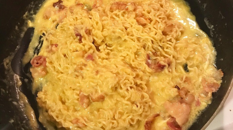 ramen carbonara in pan