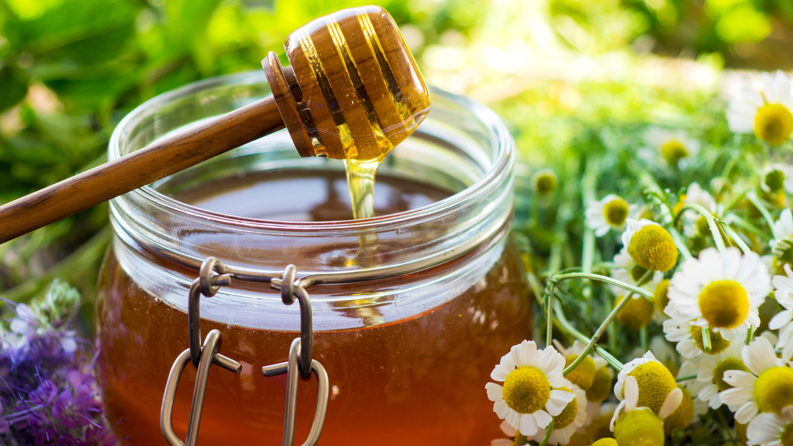 What Is Raw Honey And Is It Safe To Eat