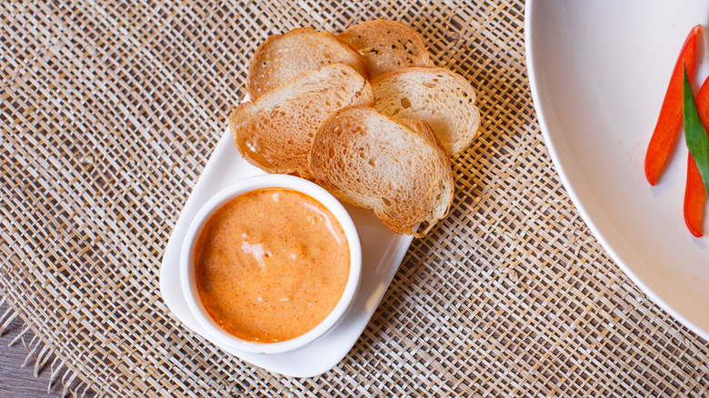 Rouille on a brown thatched mat