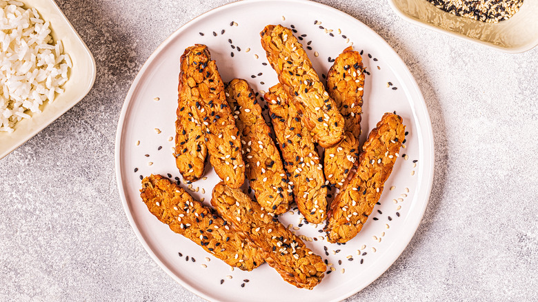 Cooke tempeh dish with sesame seeds